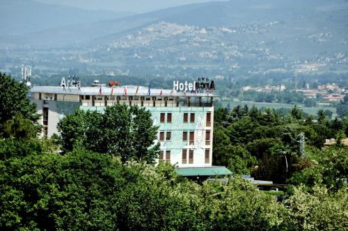 Nespecifikovaný výhled na hory nebo výhled na hory při pohledu z hotelu