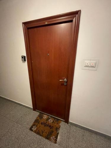 uma porta de madeira no canto de um quarto em Apartment Krstanovic em Banja Luka