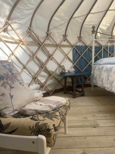 Posezení v ubytování Ceridwen Glamping, double decker bus and Yurts