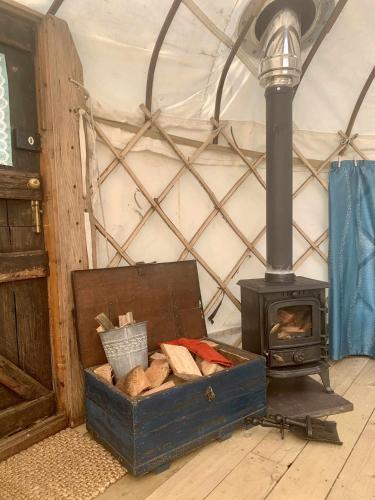 Posezení v ubytování Ceridwen Glamping, double decker bus and Yurts
