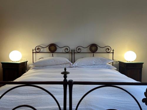 a bedroom with a large bed with two lamps on it at Le dimore de Il borgo del balsamico in Albinea