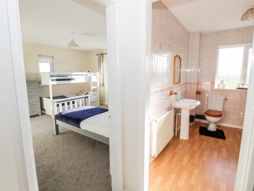 ein Schlafzimmer mit einem Etagenbett und einem Waschbecken in der Unterkunft Tixall Manor Farm in Stafford