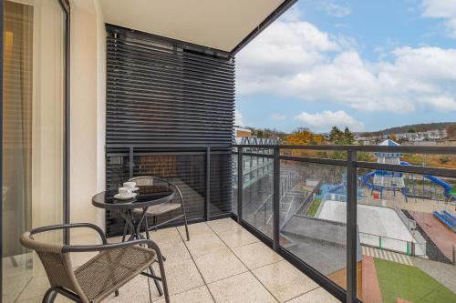 a balcony with a table and chairs and a view at Bel Mare Green Leaf Studio with Balcony by Noclegi Renters in Międzyzdroje