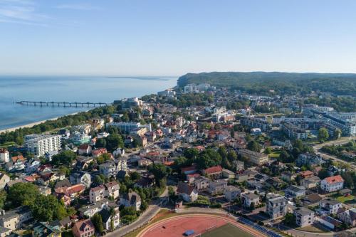 una vista aérea de una ciudad junto al océano en Bel Mare Green Leaf Studio with Balcony by Renters en Międzyzdroje