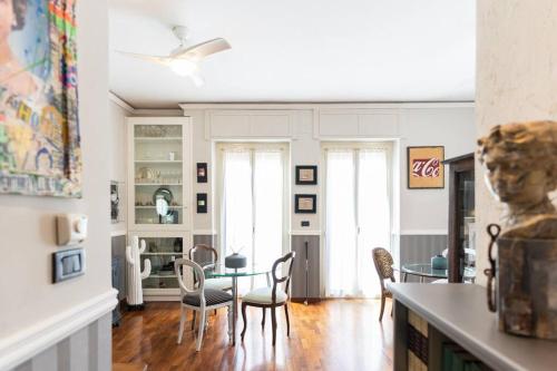 a dining room with a table and chairs at CLICCA PER L'OFFERTA Ad UN Passo dal MARE con Doccia JACUZZI in Pescara