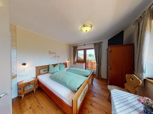 Un dormitorio con una cama grande y una ventana en Bauernhof Bichlhof, en Söll