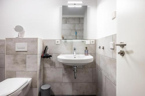 a bathroom with a sink and a toilet at Ferienwohnung Lampa in Wasbüttel