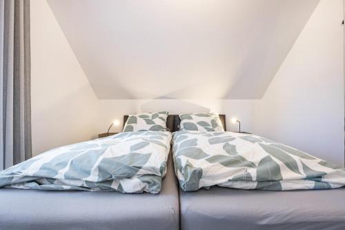 two beds sitting next to each other in a bedroom at Ferienwohnung Lampa in Wasbüttel