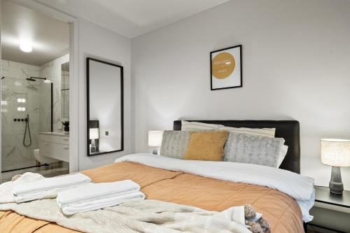 Postel nebo postele na pokoji v ubytování Venture Vacation-Modern Modern & spacious City Center Oasis