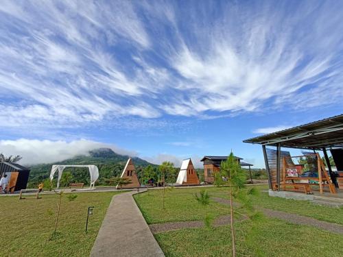 - une vue sur un parc sous un ciel nuageux dans l'établissement Wawowow, à Tomohon