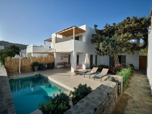 Bazén v ubytování Private Luxury Scarlet beachfront villa, Molos, Paros nebo v jeho okolí