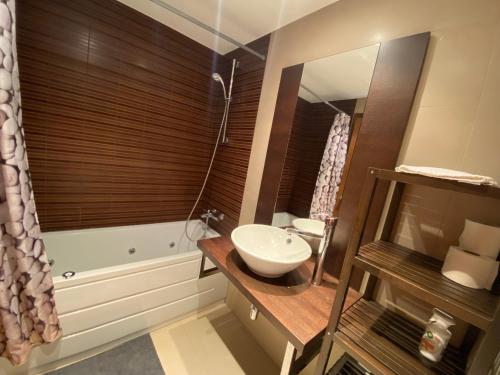 łazienka z umywalką, toaletą i wanną w obiekcie Prat de Baix Bordas d'Envalira w mieście Bordes d´Envalira 