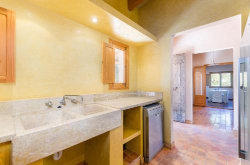 Kuchyň nebo kuchyňský kout v ubytování YourHouse Son Jaumell 6