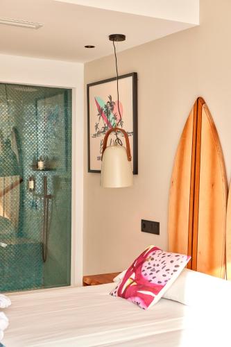 a bedroom with a bed and a surfboard at Hotel Florida Magaluf - Adults Only in Magaluf