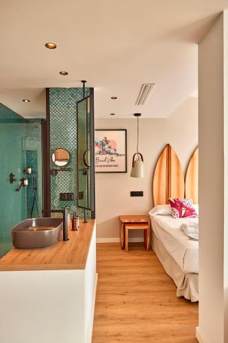 a bathroom with a sink and a bed and a tub at Hotel Florida Magaluf - Adults Only in Magaluf