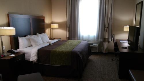 A bed or beds in a room at Comfort Inn & Suites Lakeside