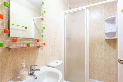 y baño con lavabo y ducha. en Sunset Apartment Fuengirola, en Fuengirola