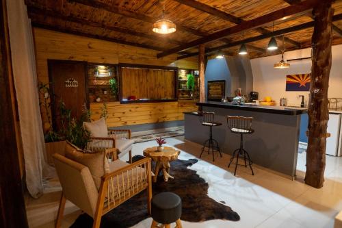 Dapur atau dapur kecil di Cabana com Ofurô e Cinema a 6km do Centro