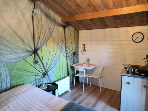 ein Schlafzimmer mit einem Bett und einem Tisch in einem Zimmer in der Unterkunft Chalets Maria Garden in Zevenbergen