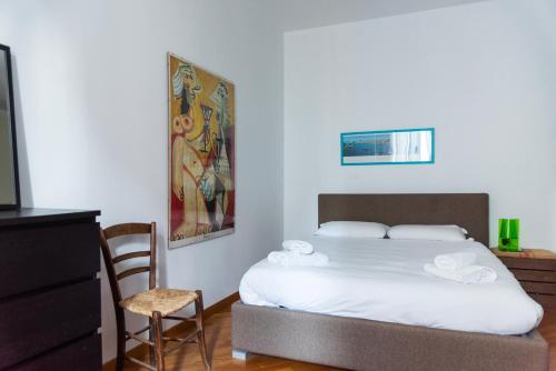 1 dormitorio con 1 cama, TV y silla en Casa Leonardo Da Vinci - 10 minuti dal Duomo en Milán