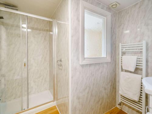 een badkamer met een douche en een wastafel bij 3 Bed in Cockermouth 59384 in Cockermouth
