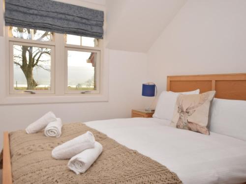 a bedroom with a bed with towels on it at 5 bed in Colintraive 74117 in Colintraive