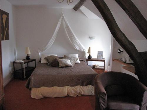 A bed or beds in a room at Les Etangs de Guibert