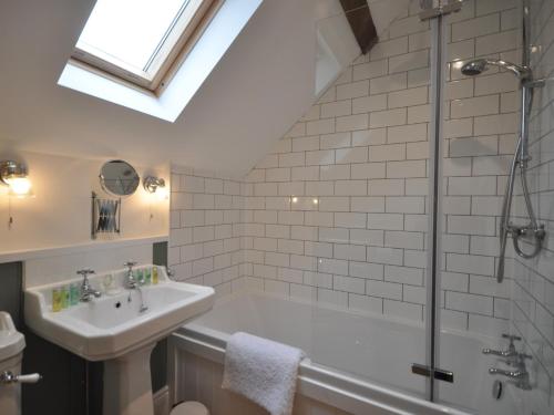 uma casa de banho com uma banheira, um lavatório e um chuveiro em 2 Bed in Hay-on-Wye 74316 em Painscastle