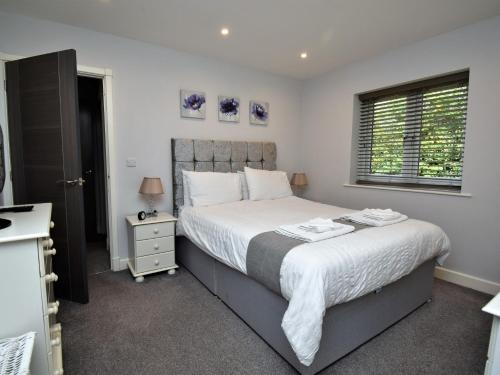 a bedroom with a large bed and a window at 4 bed in Oswestry 73291 in Kinnerley