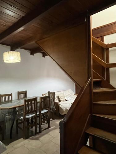 un comedor con mesa y sillas y una escalera en Casa en alquiler TANDIL - Lamadrid en Tandil