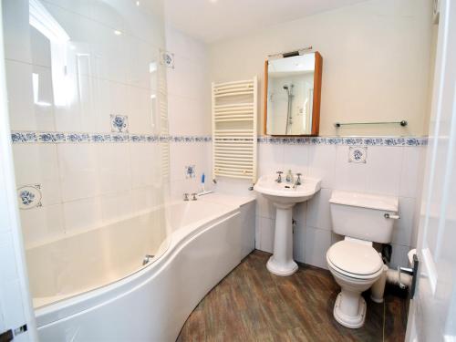 biała łazienka z umywalką, wanną i toaletą w obiekcie 1 bed property in Near and Far Sawrey 74342 w mieście Far Sawrey