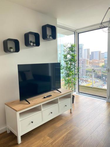 ein Wohnzimmer mit einem großen Flachbild-TV in der Unterkunft Modern Double Room in Manchester