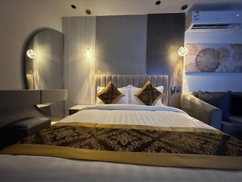 1 dormitorio grande con 1 cama grande con almohadas en Hitin studio, en Riad
