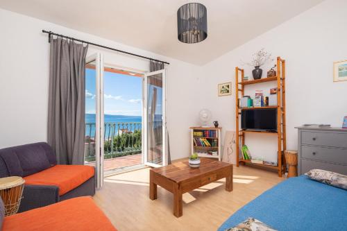 uma sala de estar com vista para o oceano em Apartment Sapphire Suite em Duće