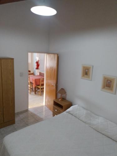 um quarto com uma cama e uma sala de jantar em Geraike em El Calafate