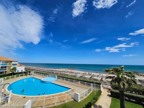 - une vue sur la piscine et la plage dans l'établissement Maison de plage - 6 pers - clim - parking, à Frontignan