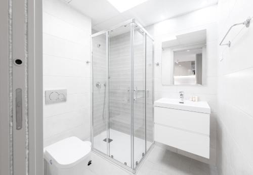 a bathroom with a shower and a toilet and a sink at Apartament Flamenca Village Lime & Lemon in Orihuela Costa