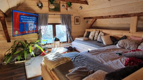 sypialnia z łóżkiem i kanapą w pokoju w obiekcie Beskydy Areal w mieście Prostřední Bečva