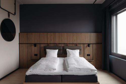 アーランダにあるComfort Hotel Arlanda Airport Terminalのベッドルーム1室(大型ベッド1台、白いシーツ、枕付)