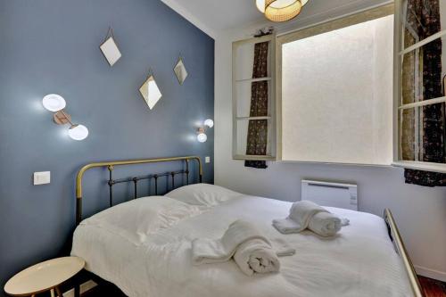 une chambre avec un lit avec des serviettes dessus dans l'établissement Le Chandelier - Magnifique T2 Quartier St Pierre, à Bordeaux