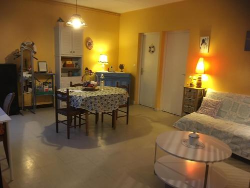 un salon avec une table et un canapé dans l'établissement Pavillons Saint Pierre, à Saint-Germain-en-Laye