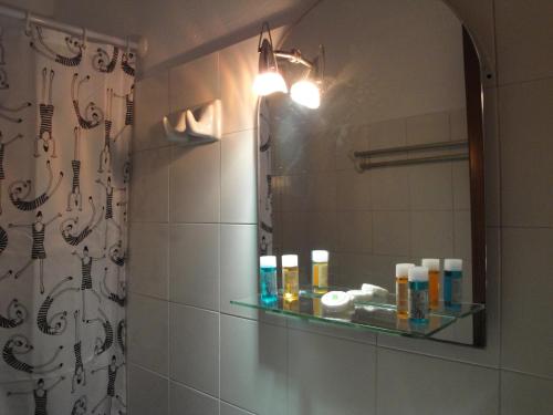 baño con espejo y cortina de ducha en Filia, en Skiathos