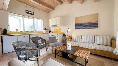 un salon avec un canapé et une table dans l'établissement Maison de village à étage, à Loix