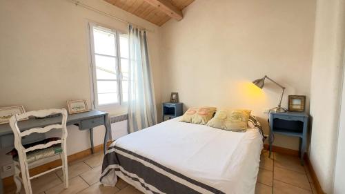 A bed or beds in a room at Maison de village à étage
