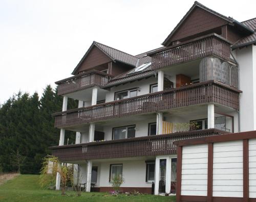 une grande maison avec un balcon au-dessus dans l'établissement Fewo Hexentanz, à Braunlage