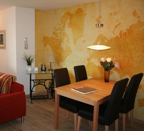 uma sala de jantar com uma mesa e um mapa do mundo na parede em Fewo Hexentanz em Braunlage