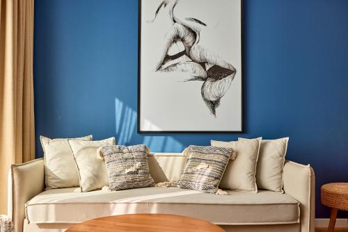a couch in a living room with a blue wall at Hotel Florida Magaluf - Adults Only in Magaluf