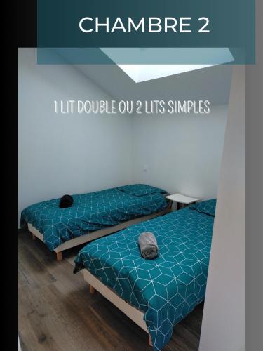 deux lits côte à côte dans une pièce dans l'établissement Maison rénovée dans le vignoble, à Saint-Fiacre-sur-Maine