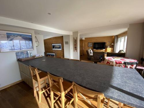 a kitchen and living room with a large counter top at Chez Inès - Duplex pour 10 à 12 plein centre in L'Alpe-d'Huez