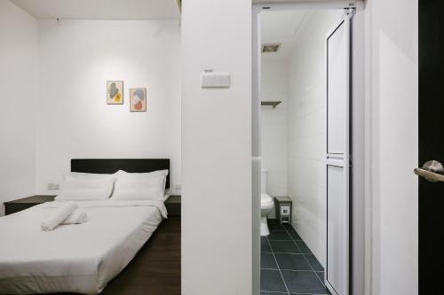 a bedroom with a bed and a mirror at Kangsar Inn 73 in George Town
